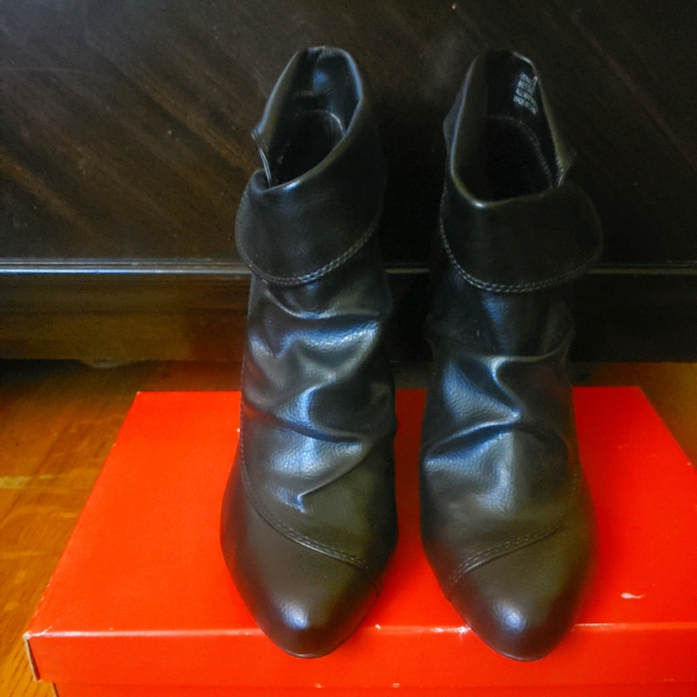R2 Footwear booties